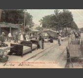 Les brocanteurs sur le trottoir avenue Michelet, carte postale, 1904. © Archives municipales